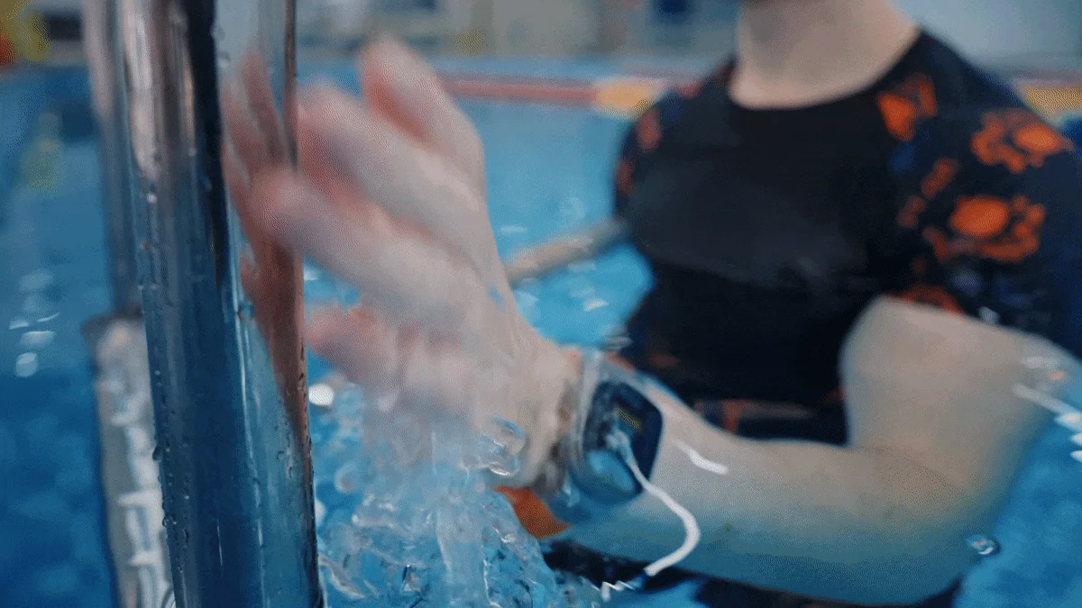 プールでスマートウォッチを装着した腕