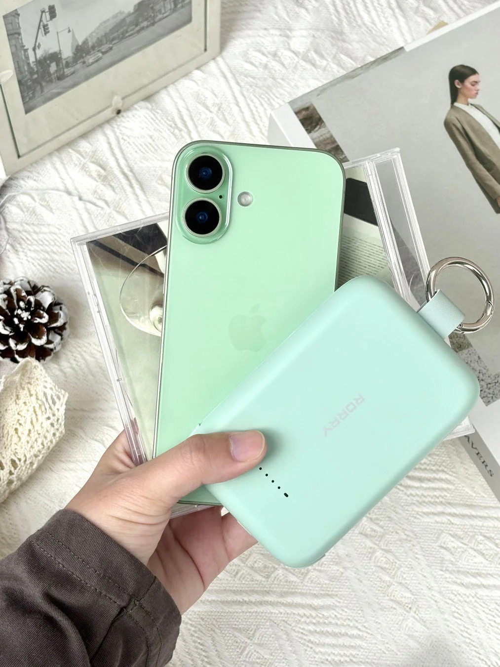 iPhoneとモバイルバッテリーを手持ち