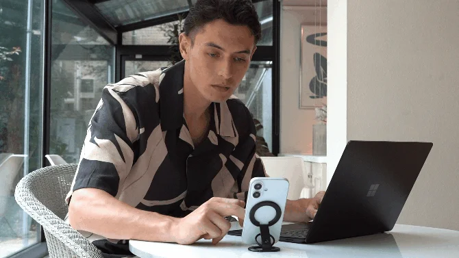 パソコンとスマホを併用する様子