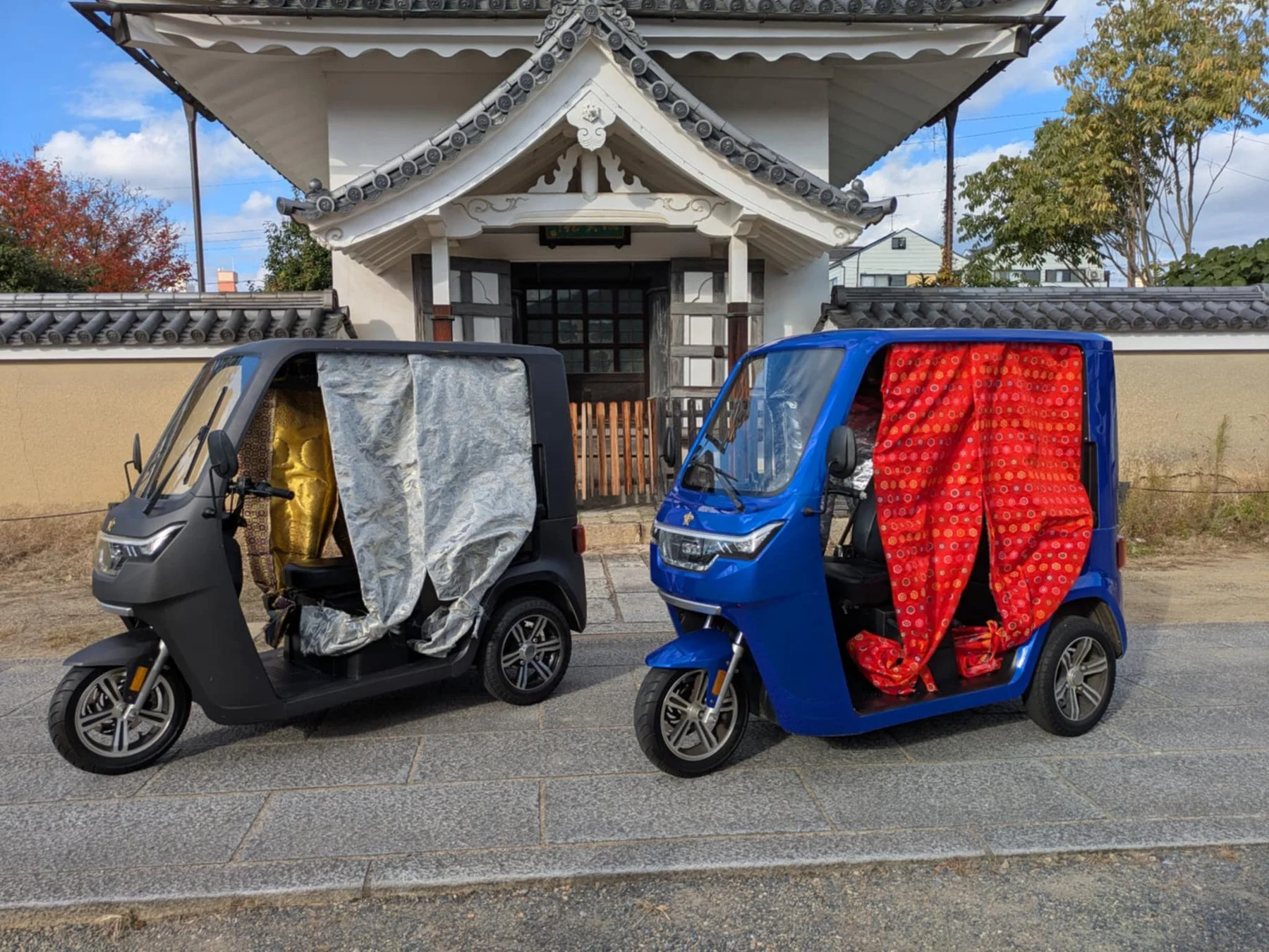日本家屋と電動三輪車2台