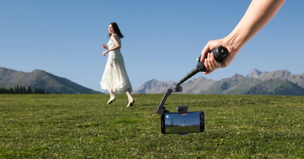 草原で女性を撮影