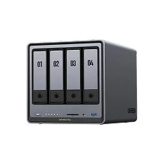 4つのドライブベイを備えたデータストレージデバイスの画像です。NASやDASとして利用され、大量のデータを保存・管理するのに適しています。