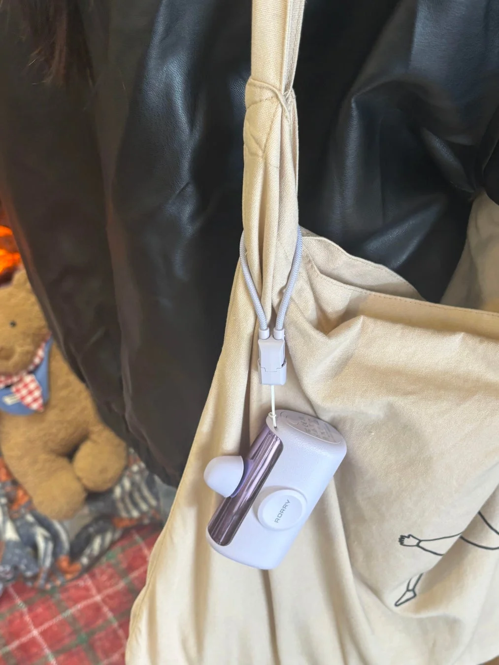 トートバッグに付けられたモバイルバッテリー