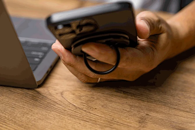 デスクでスマホを操作する手