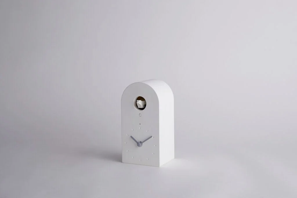 スマホで鳴らせる鳩時計「OQTA Heart Poppo」