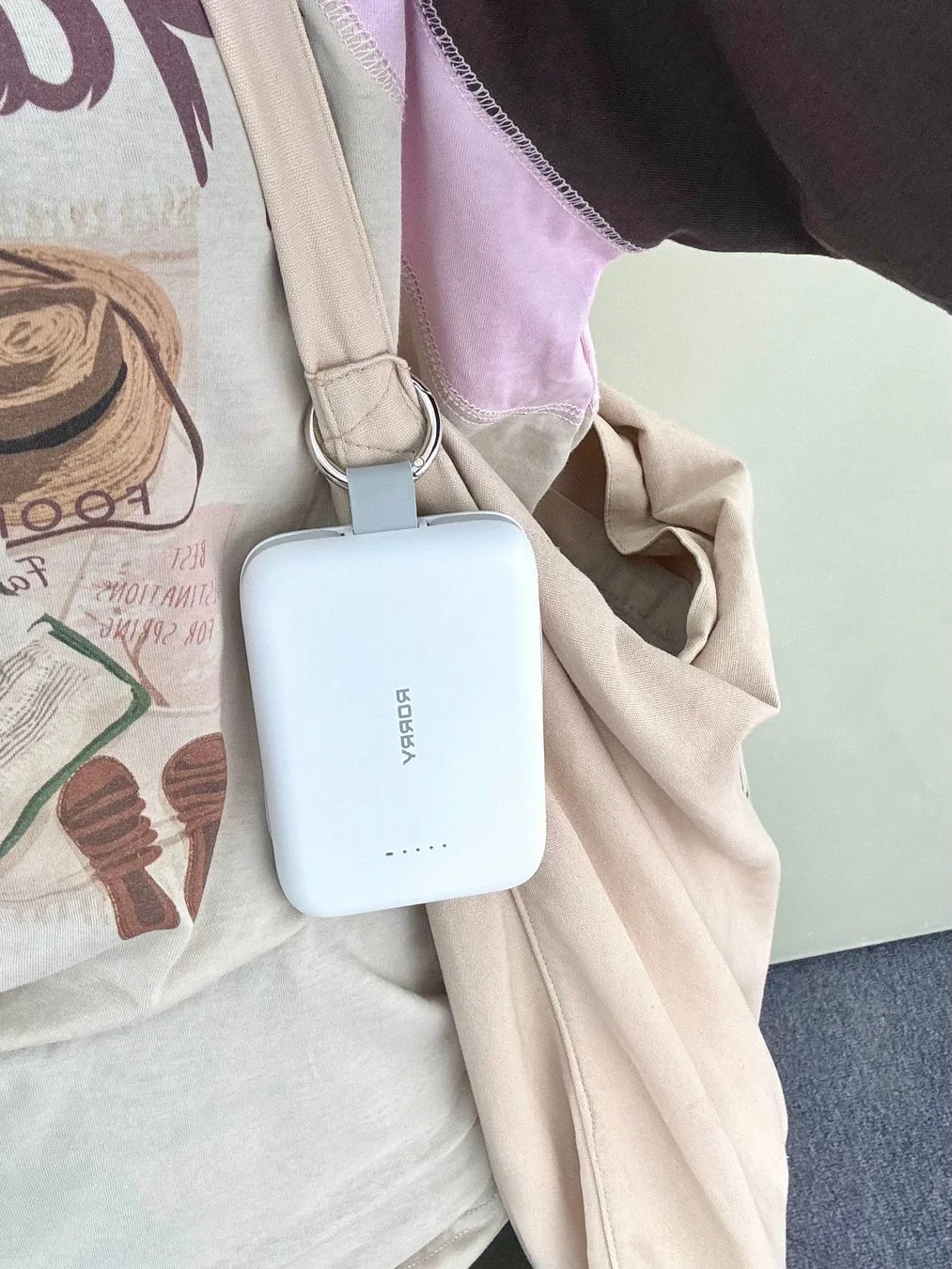 トートバッグに吊り下げられた充電器