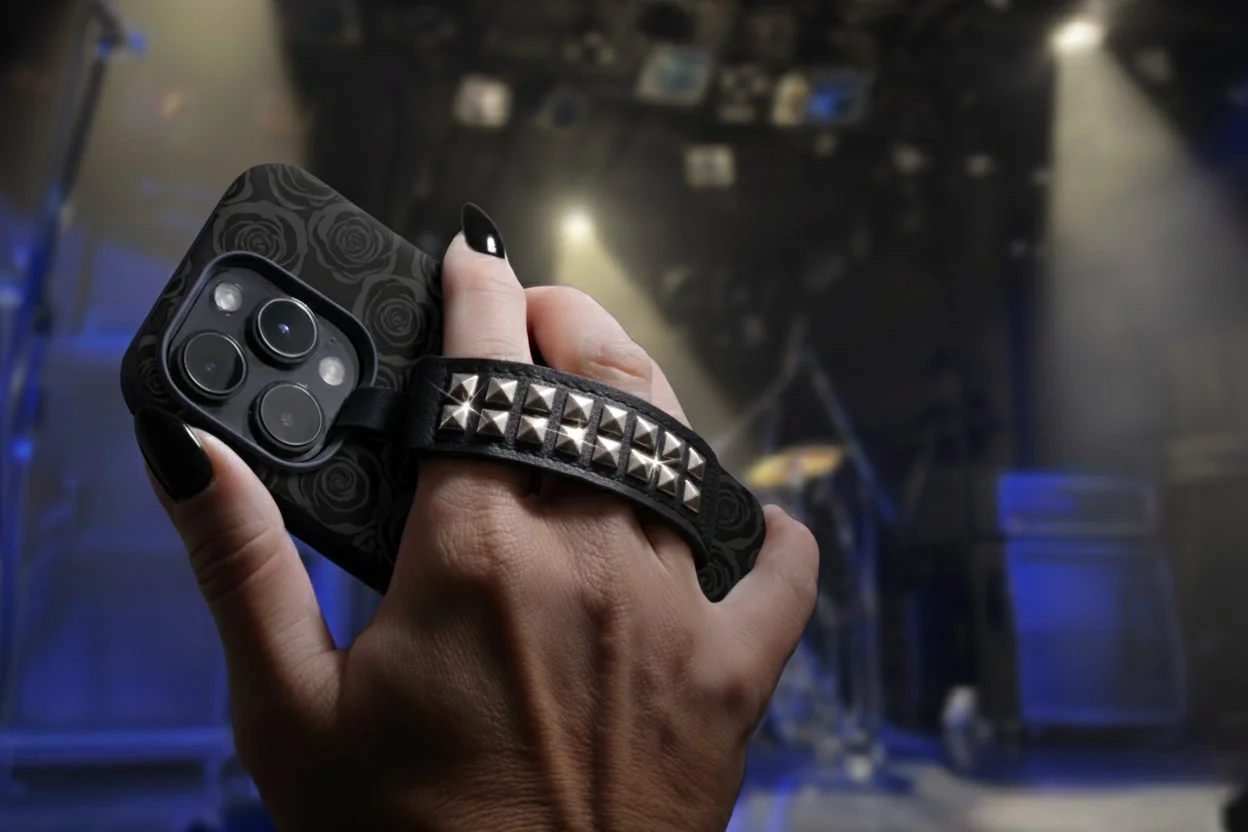 スマホを握る手、ロックテイスト