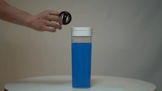 1700mlの水を持ち上げる様子