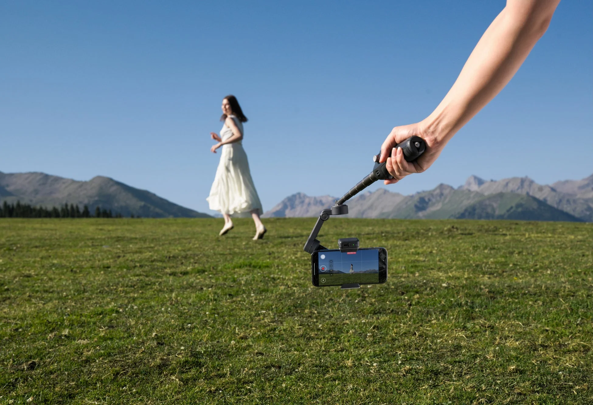 草原で女性を撮影