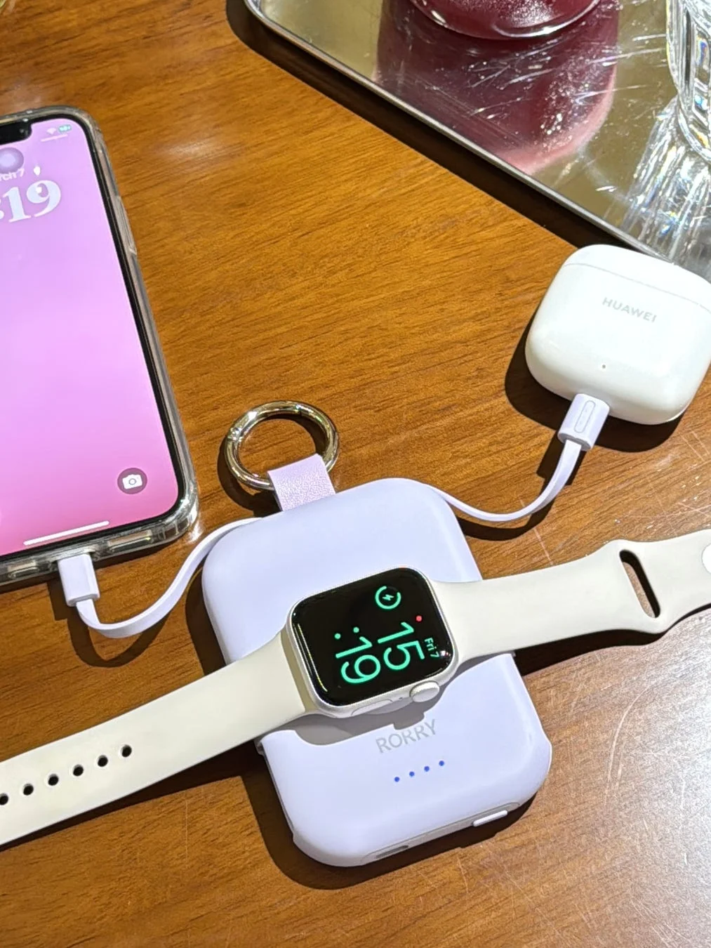 iPhone、Apple Watch、HUAWEI製ワイヤレスイヤホンがRORRY製モバイルバッテリーを使って同時に充電されている様子