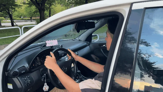 車内でスマホを見るドライバー