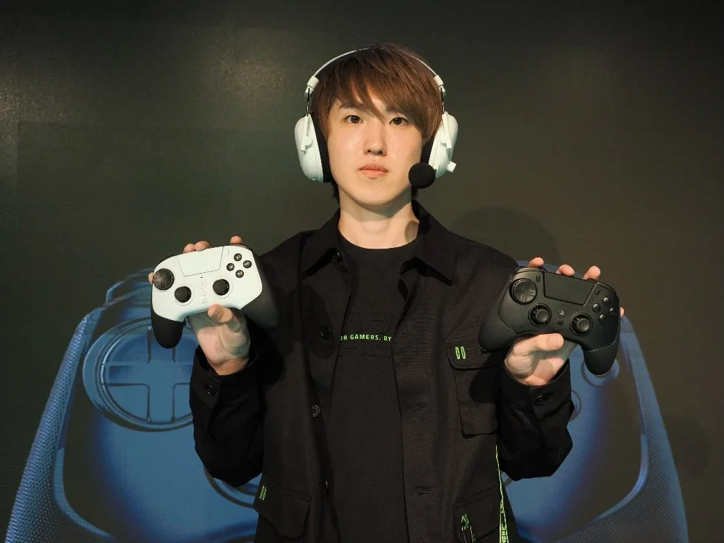 ヘッドセットを装着した男性がコントローラーを持つ