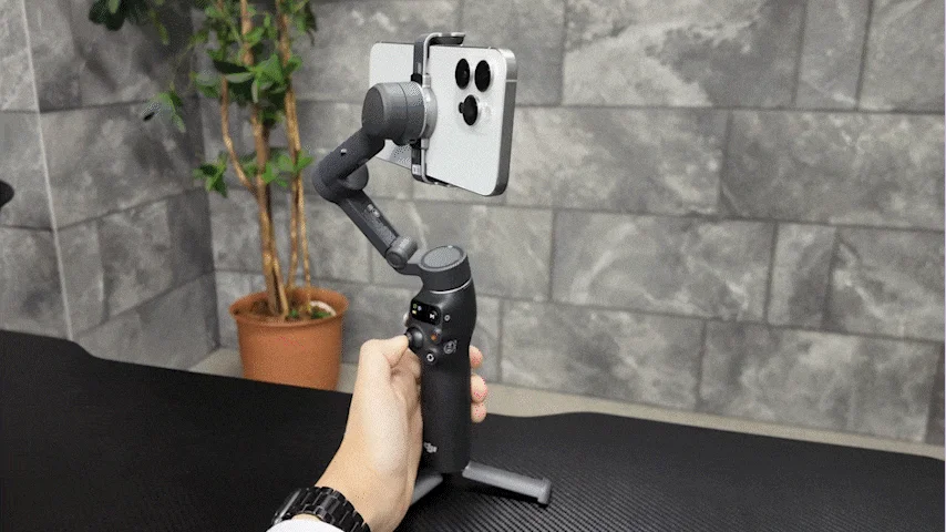 ジンバルを操作する手