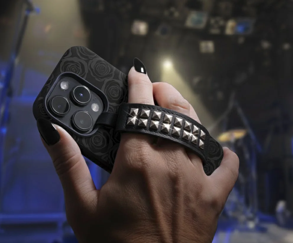 黒ネイルの手とスマホ