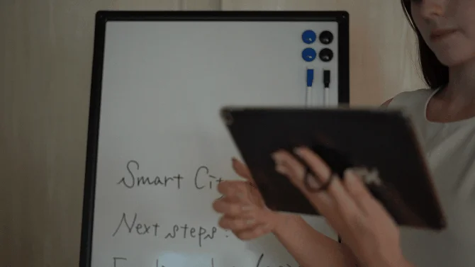 タブレットを固定する様子