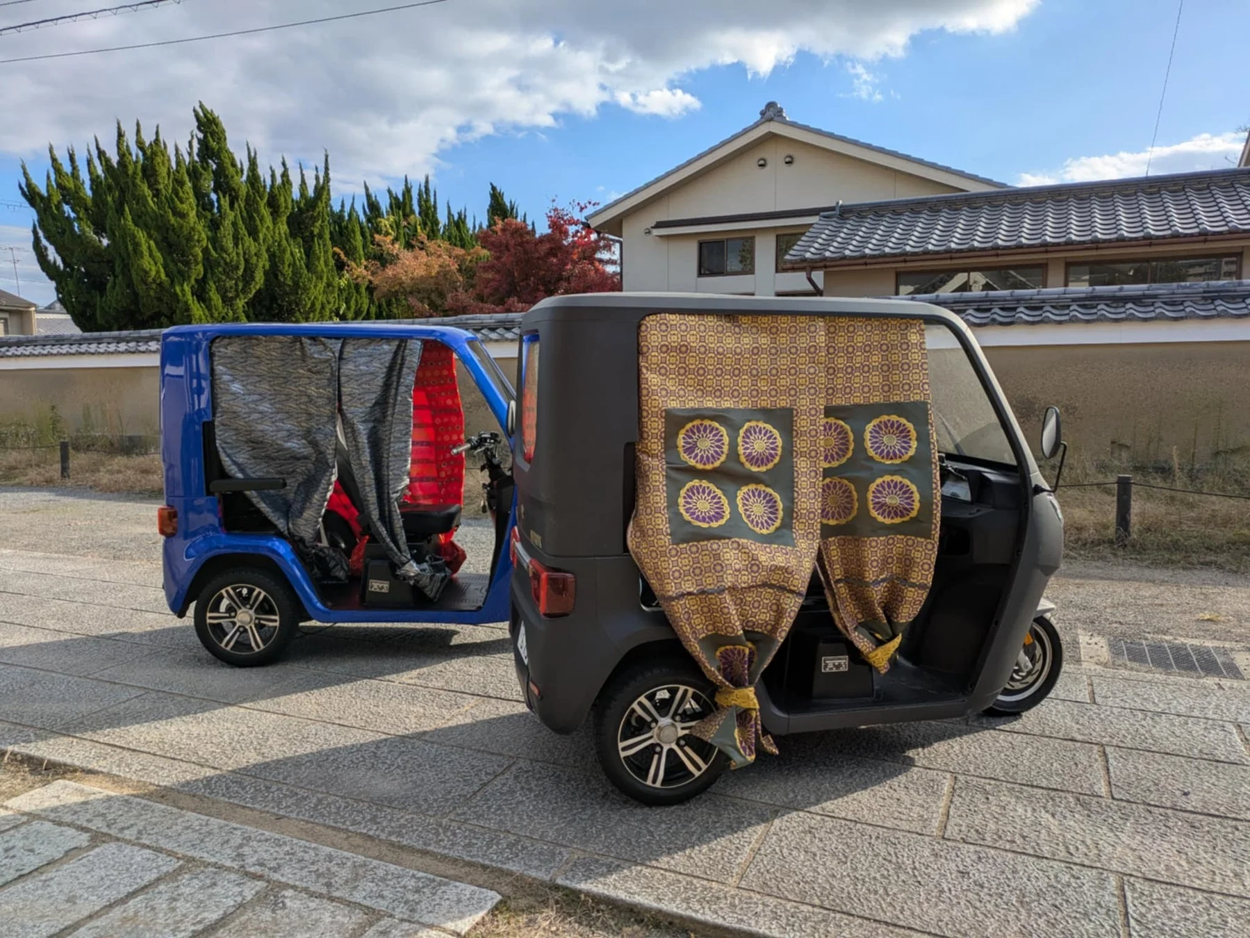 伝統家屋と電動三輪車2台