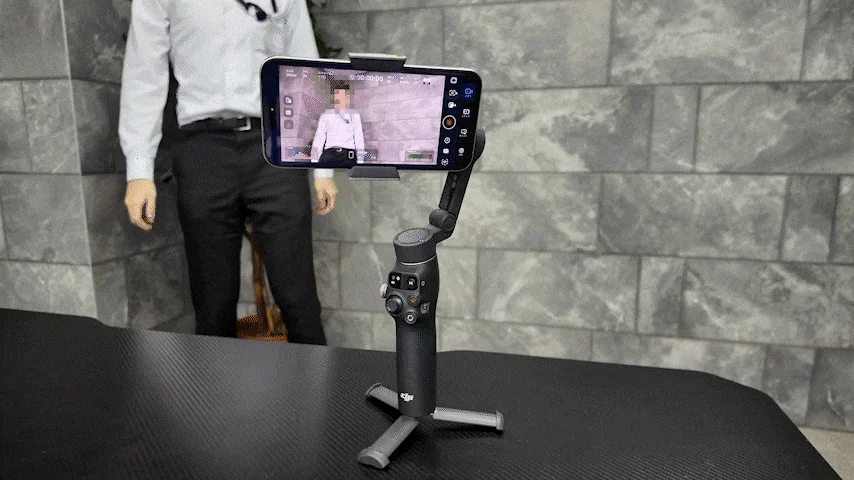 ジンバルにスマホ装着、人物が映る