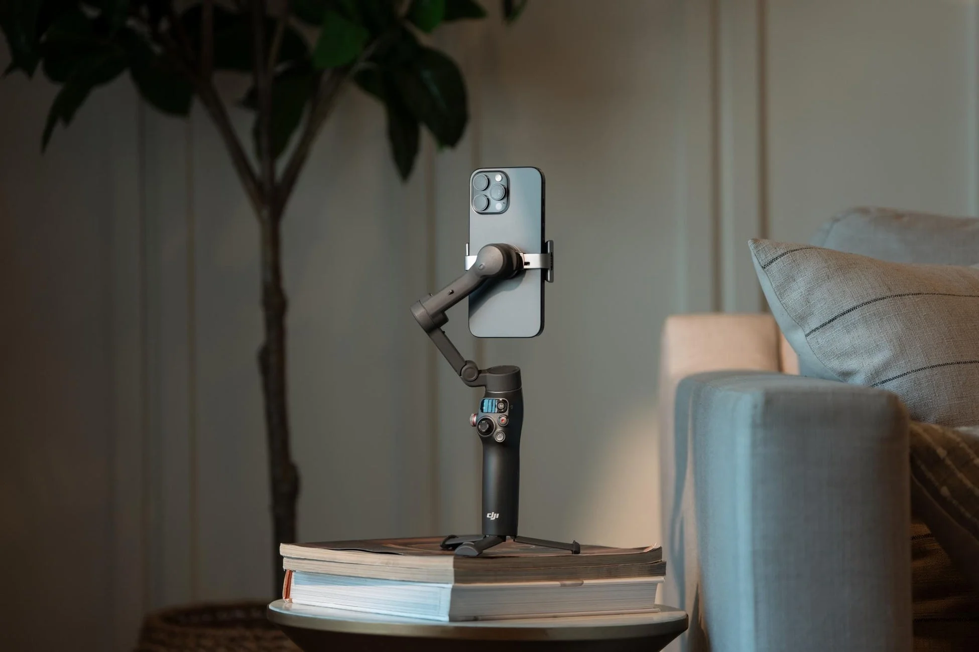 テーブルに置かれたスマホジンバル