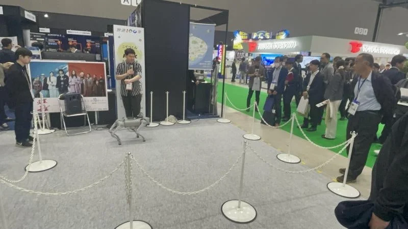 四足歩行ロボットが歩く様子