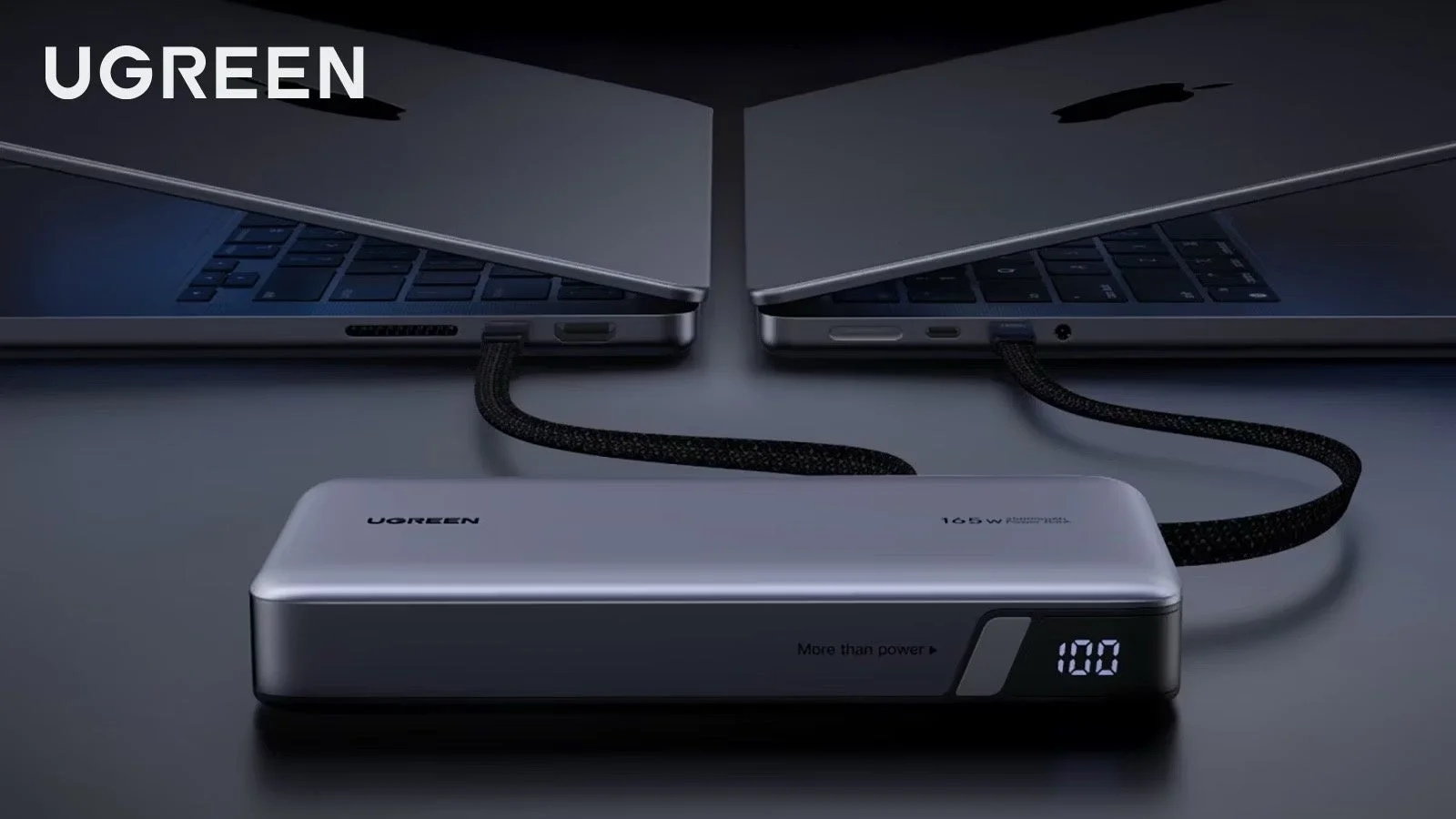 UGREEN 25000mAhケーブル内蔵モバイルバッテリーがMacBookを充電している様子