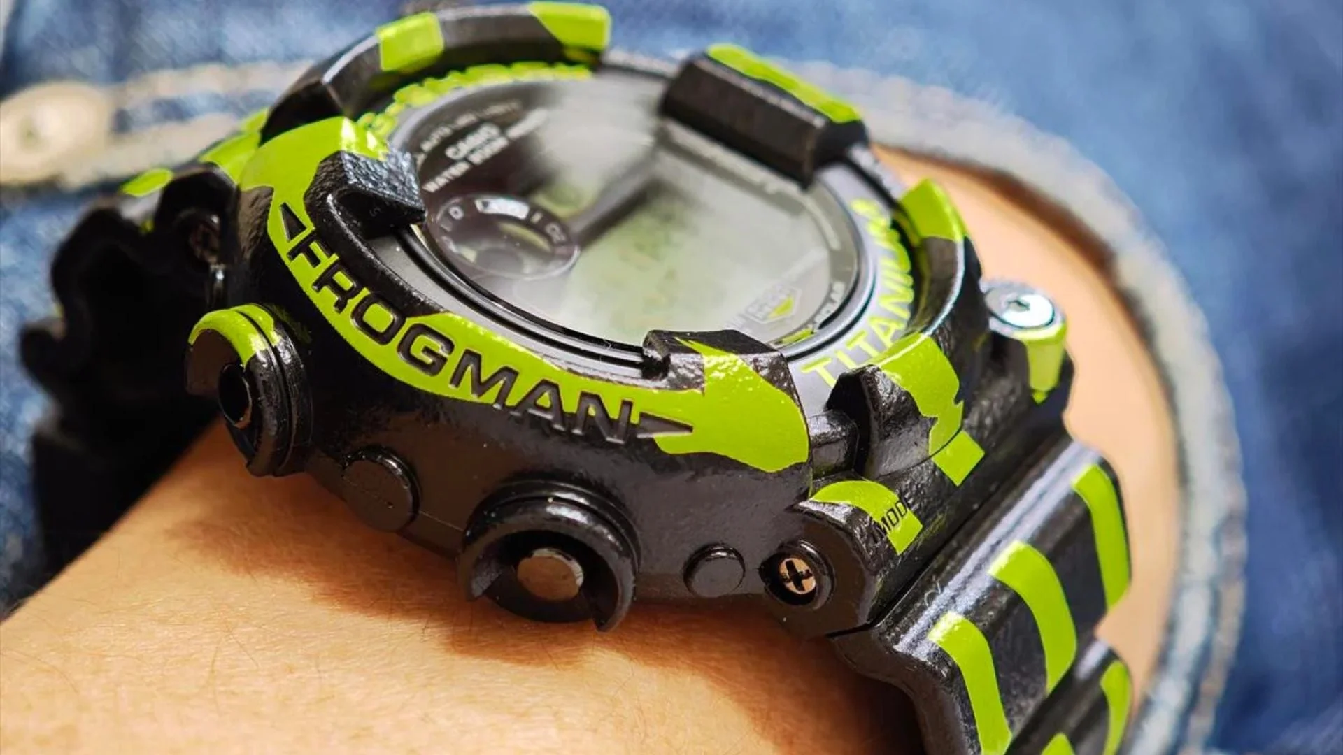 腕に装着されたG-SHOCK (クローズアップ)