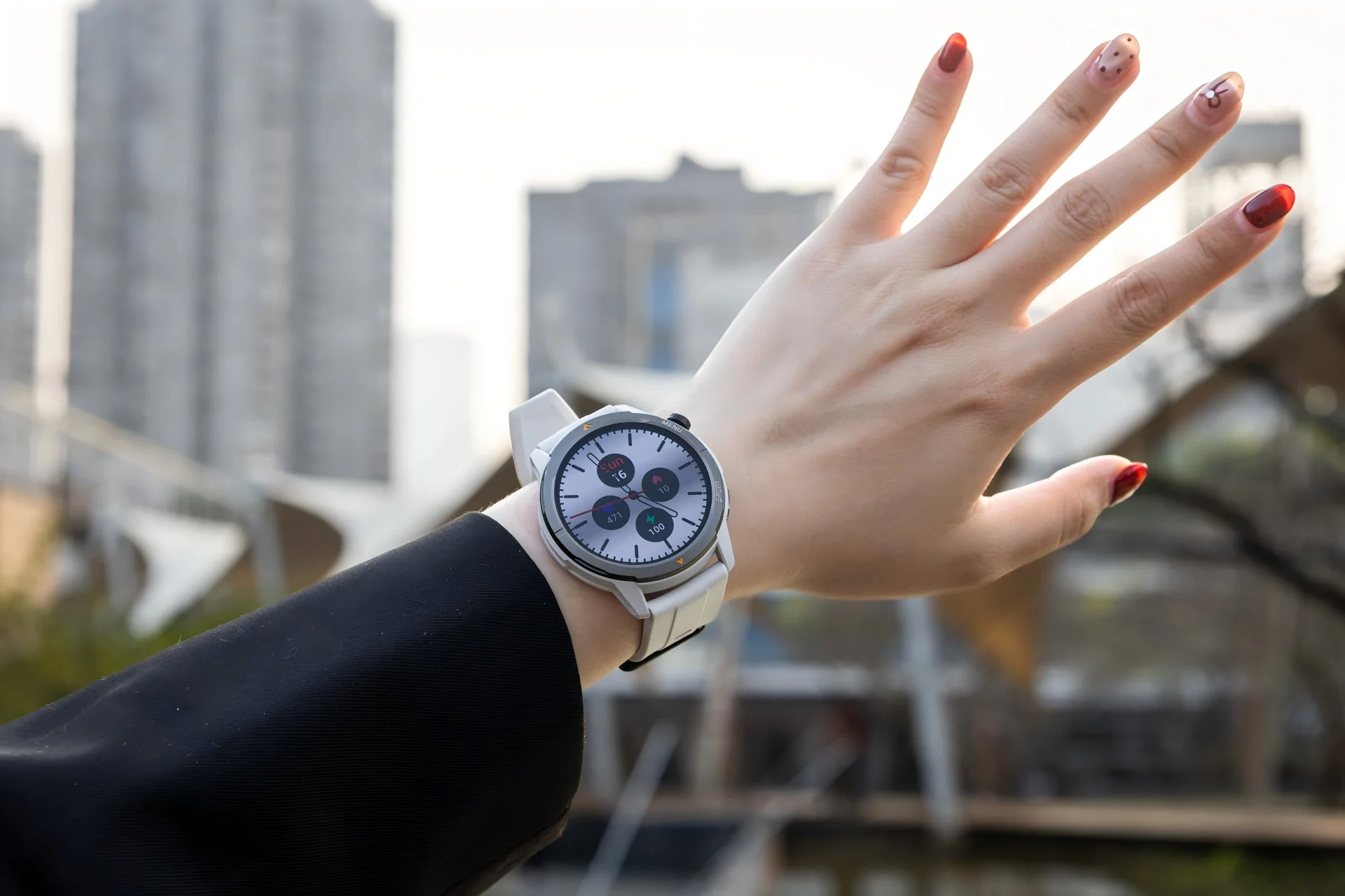 女性がスマートウォッチを腕につけている画像