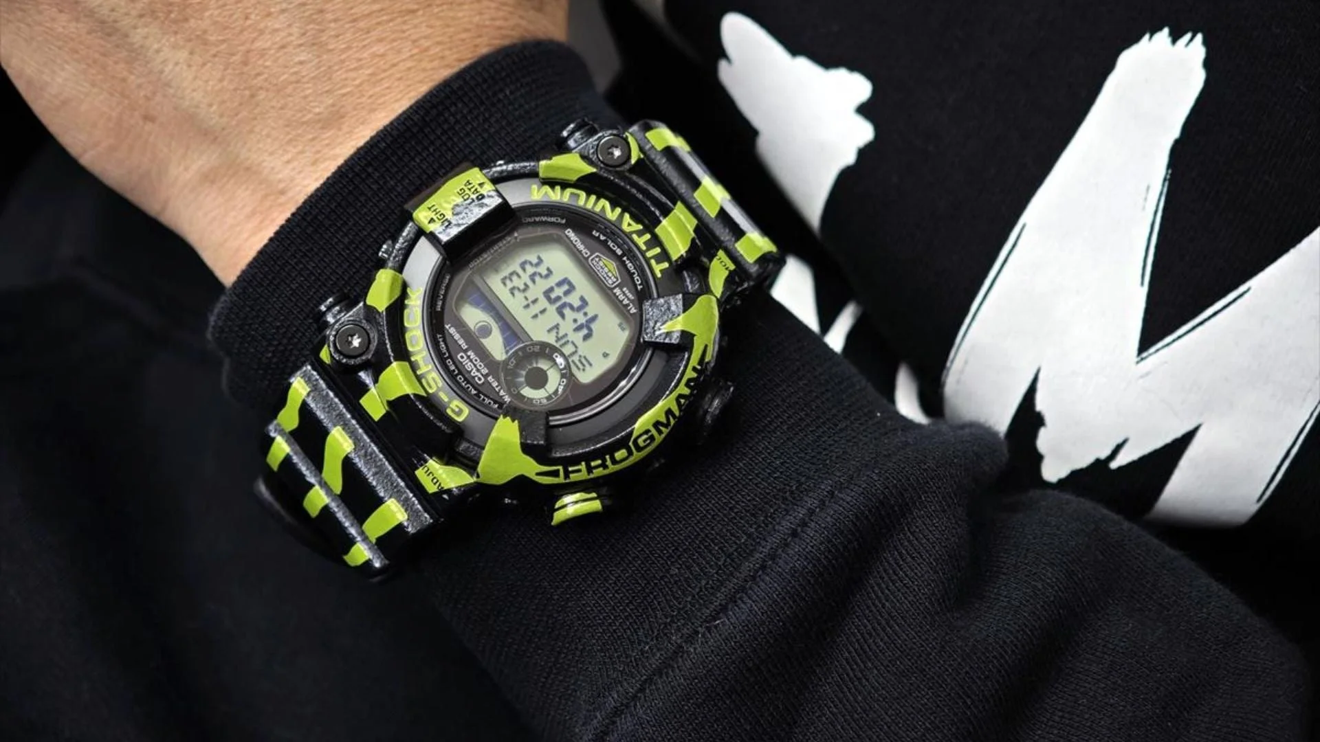 腕に装着されたG-SHOCK (長袖)