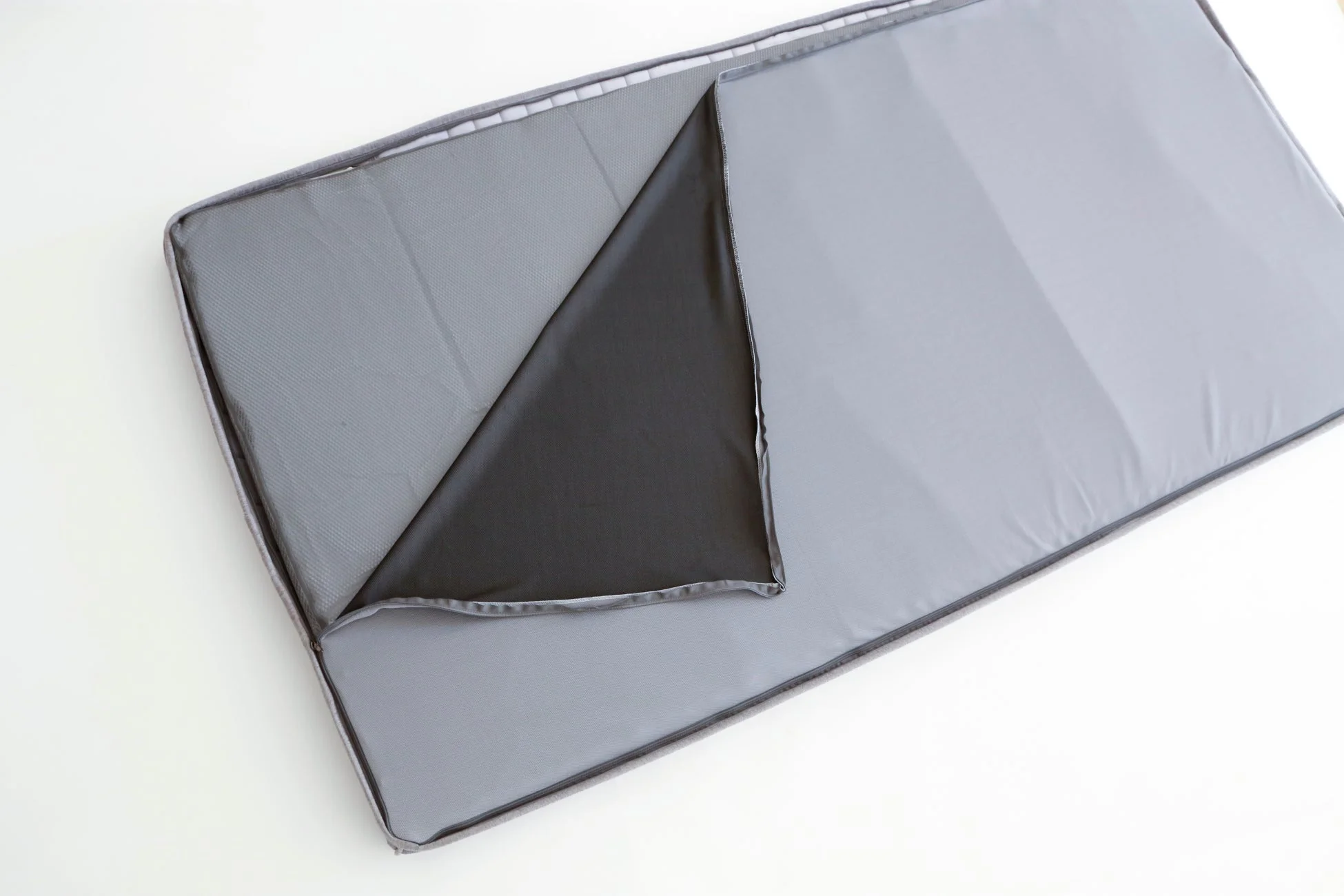 白い背景に置かれたグレーのマットまたはクッション