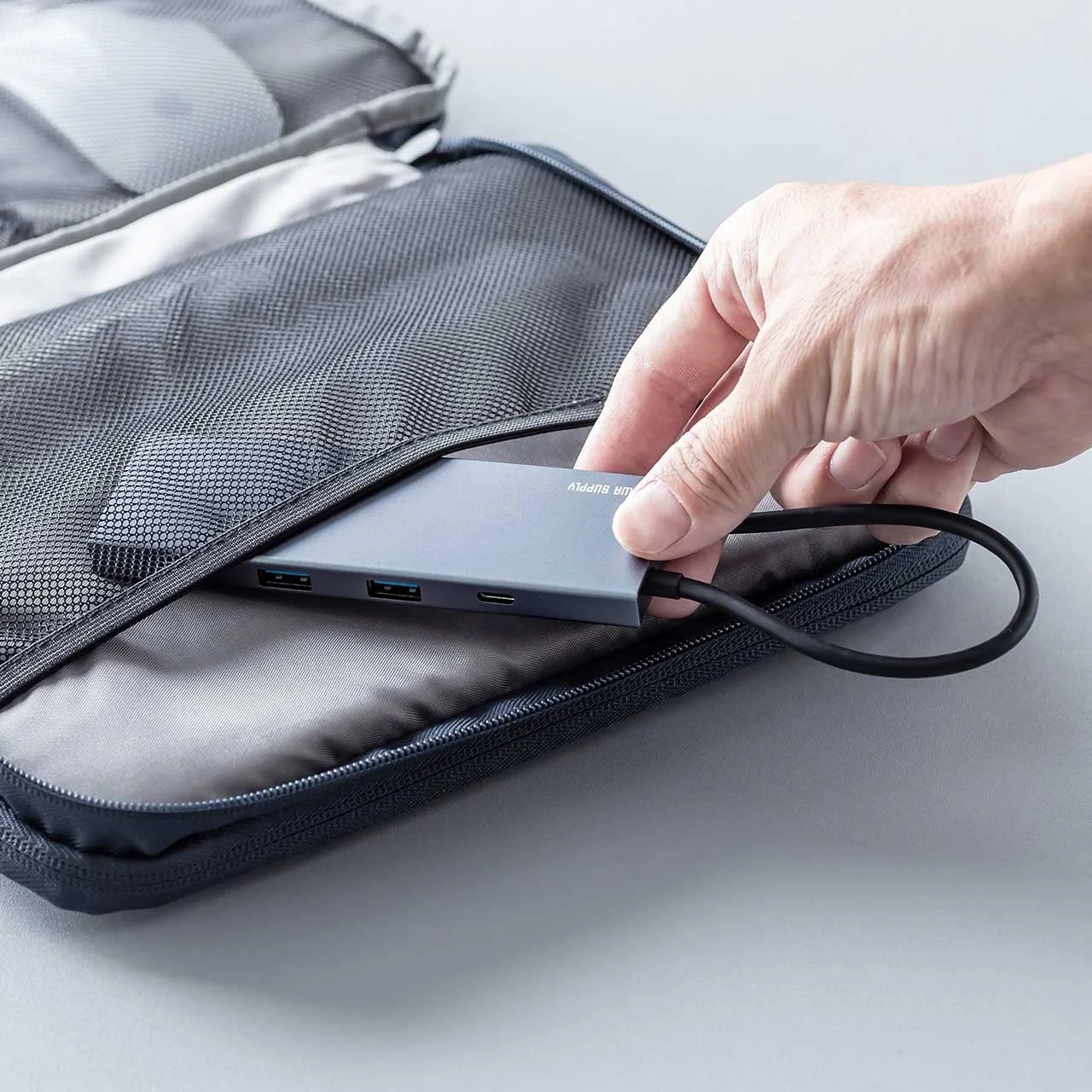 ガジェットポーチに収納