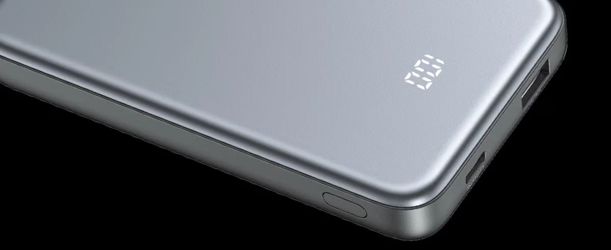 デジタル表示で「100」と示されたグレーのモバイルバッテリーのクローズアップ画像