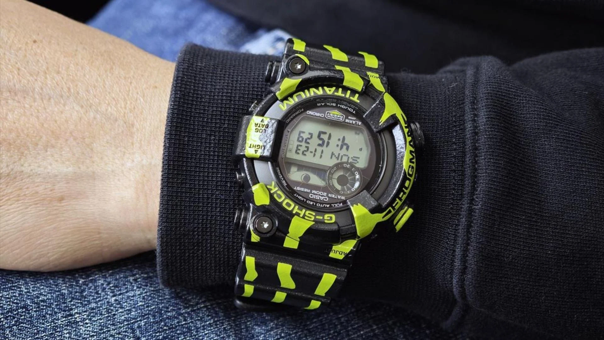 腕に装着されたG-SHOCK (迷彩)