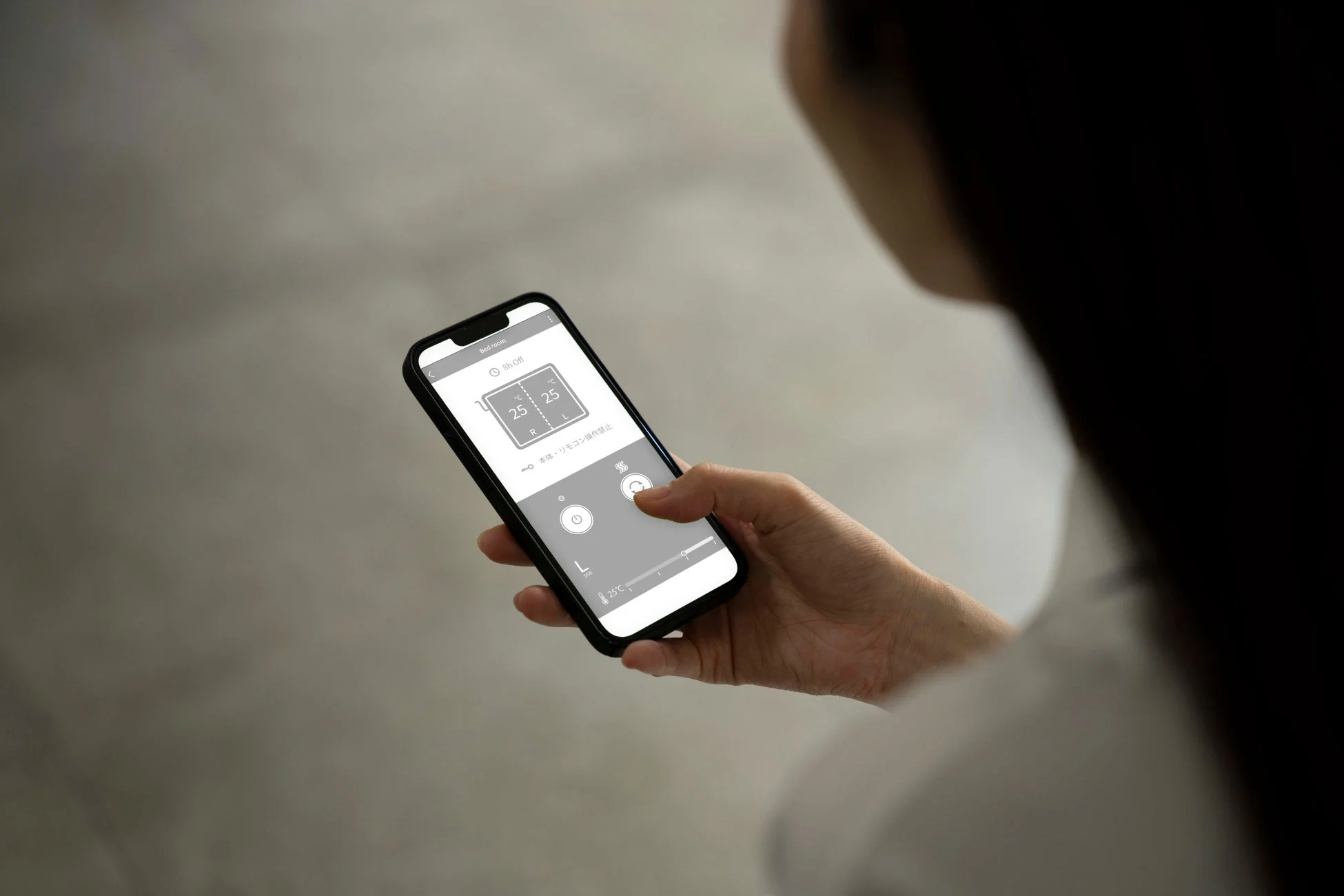 スマートフォンで部屋の暖房・空調を操作する画面