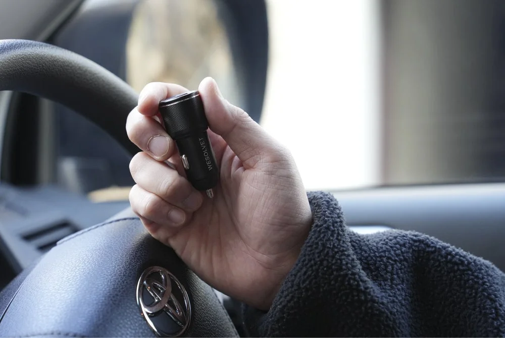 車載充電器を持つ手