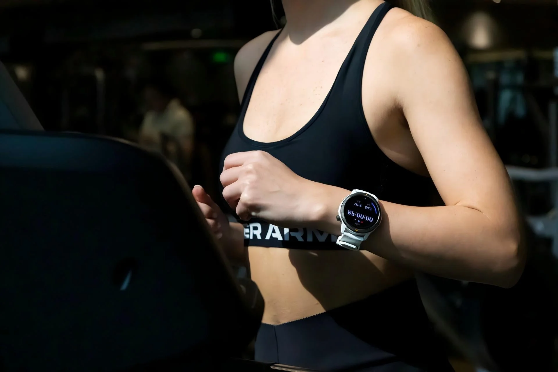 ジムでスマートウォッチをつけている女性の画像