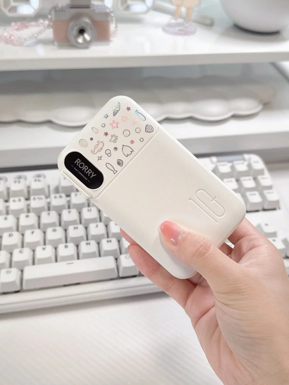 海の生き物イラストのモバイルバッテリー