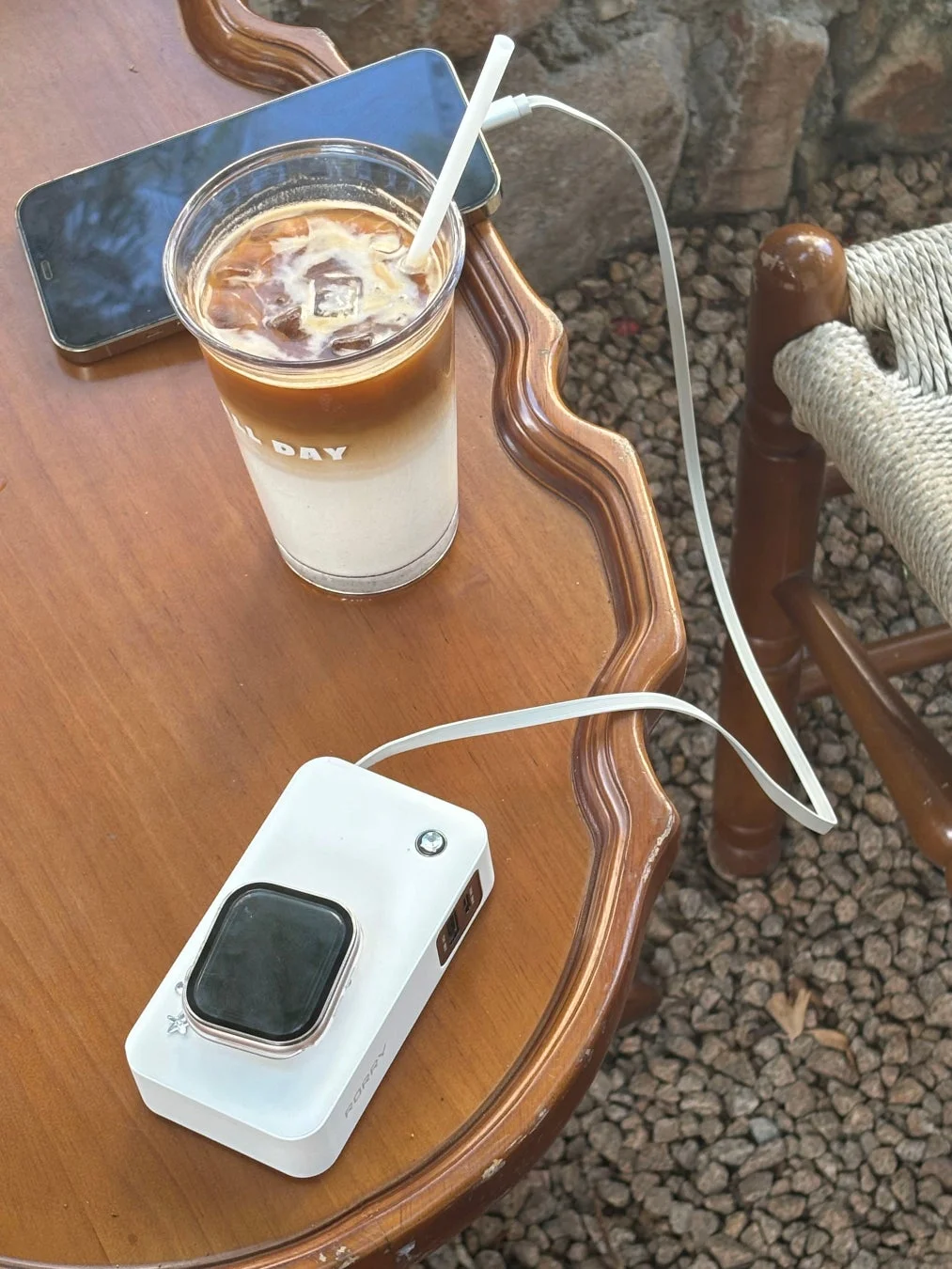 カフェでの充電風景