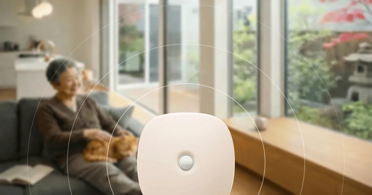 高齢女性と猫、スマートデバイス