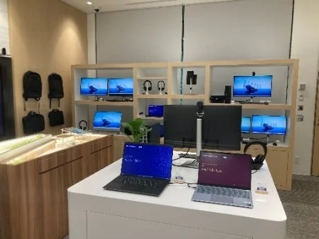 モダンな電子機器ショールームの様子