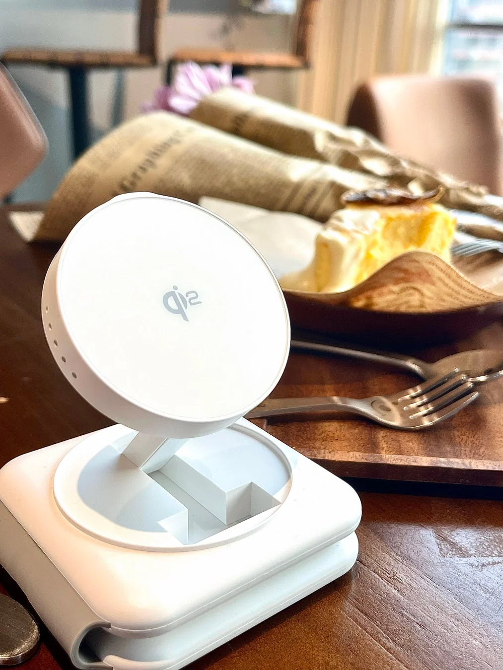 Qi2対応ワイヤレス充電器とケーキ