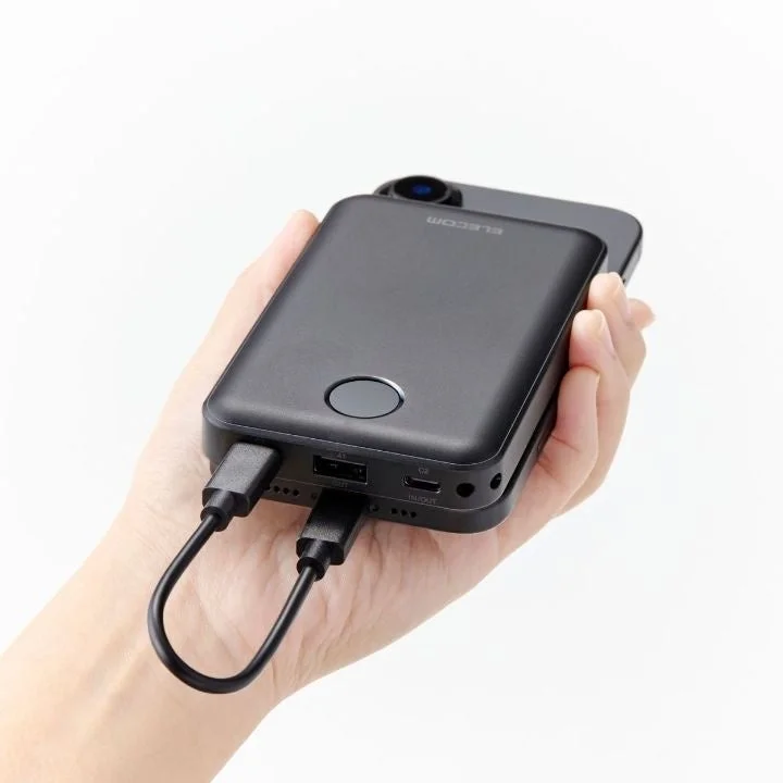 手のひらサイズのモバイルバッテリー
