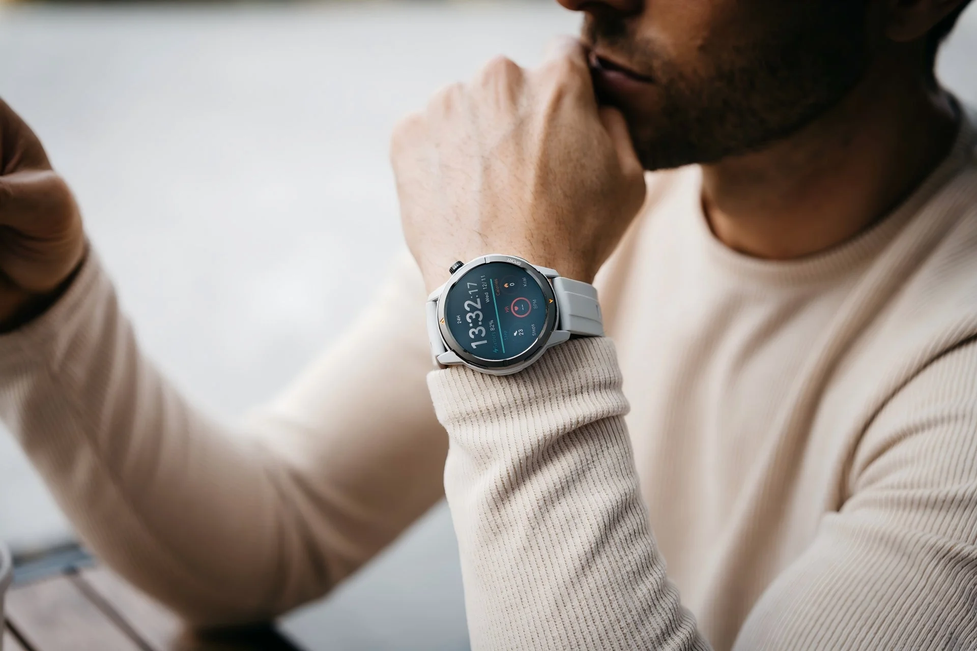 男性がスマートウォッチを腕につけている画像