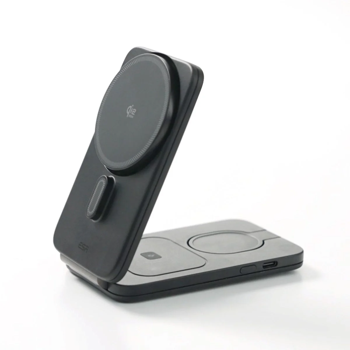 折りたたみ状態の充電ステーション(Qi2ロゴ)