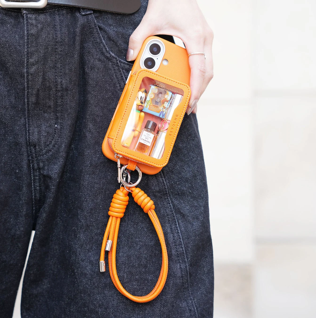 ミニチュア香水などを収納したMag Peek Pouch