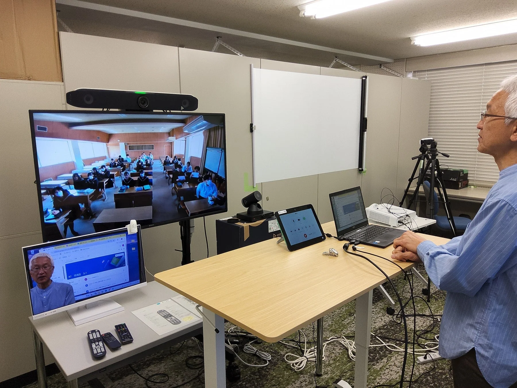オンラインと対面を組み合わせたハイブリッド形式の授業または会議の準備風景