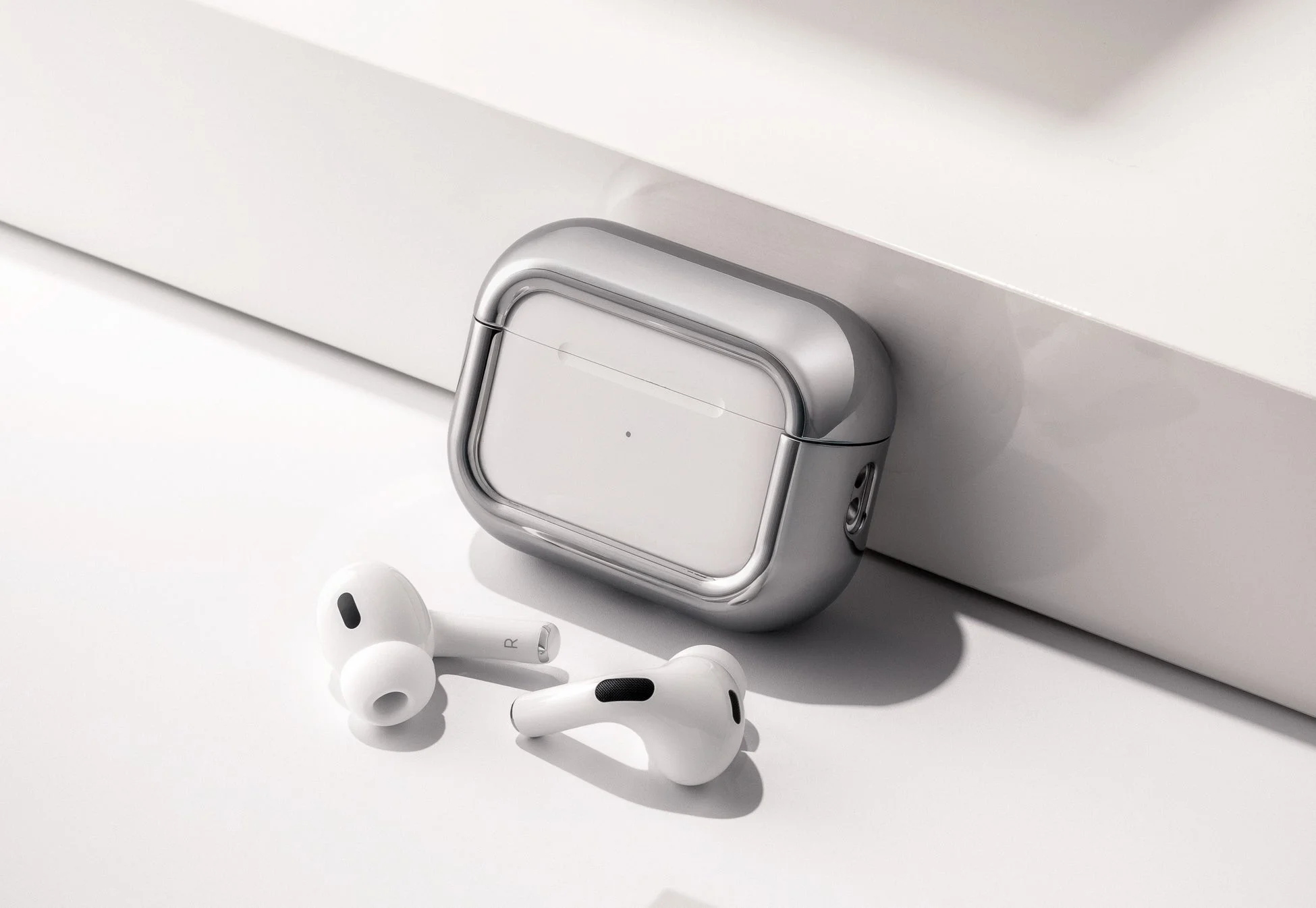 AirPods Proとシルバーの保護ケース