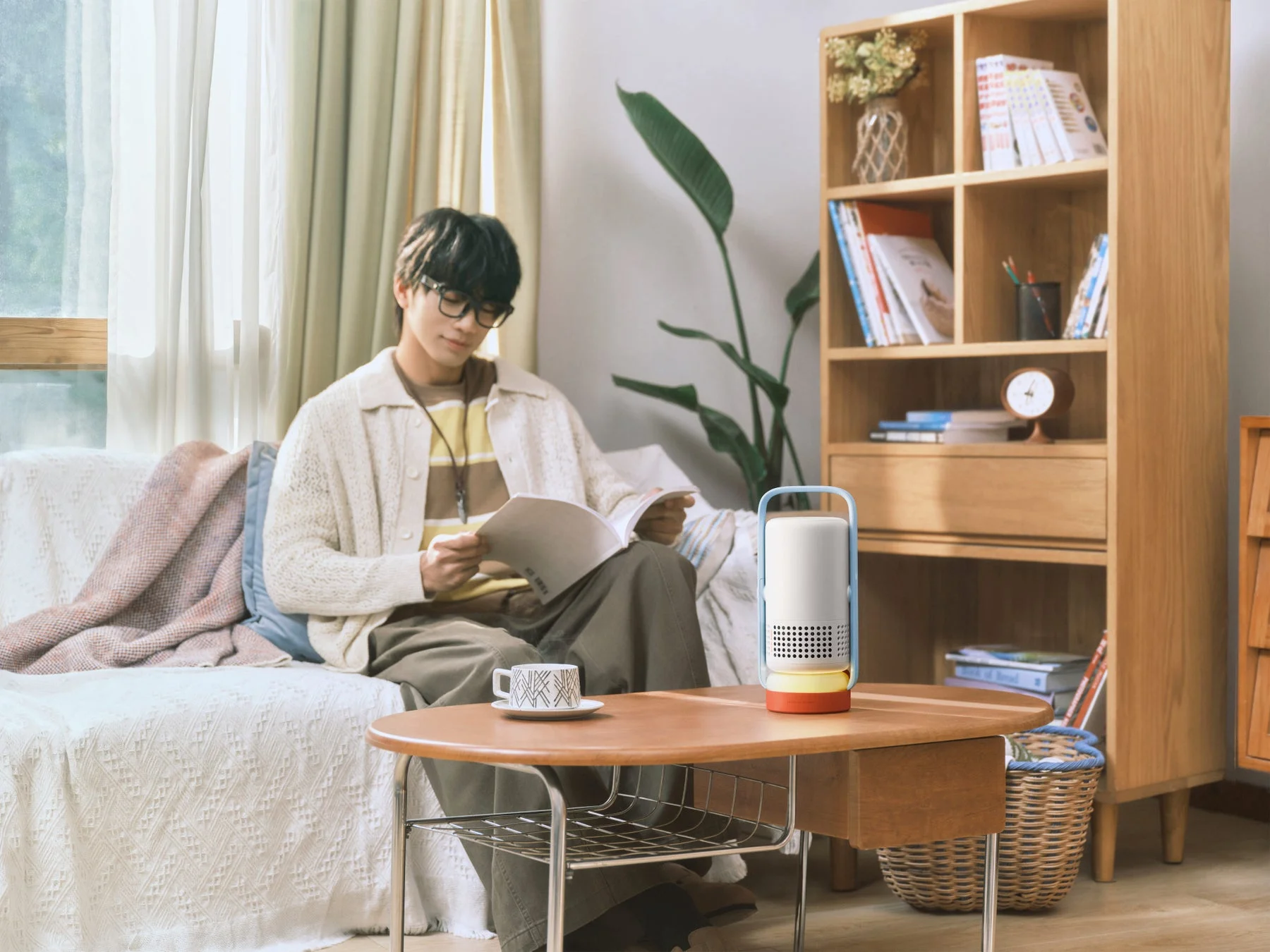 リビングで読書をする男性