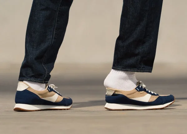 ネイビーとベージュのスニーカー
