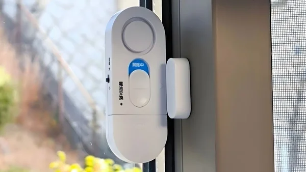 窓のサッシに取り付けられた防犯センサー