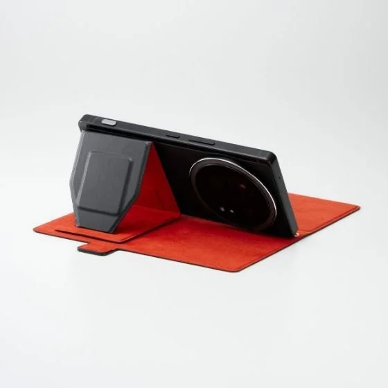 スマホをスタンドにしてカメラ撮影する様子