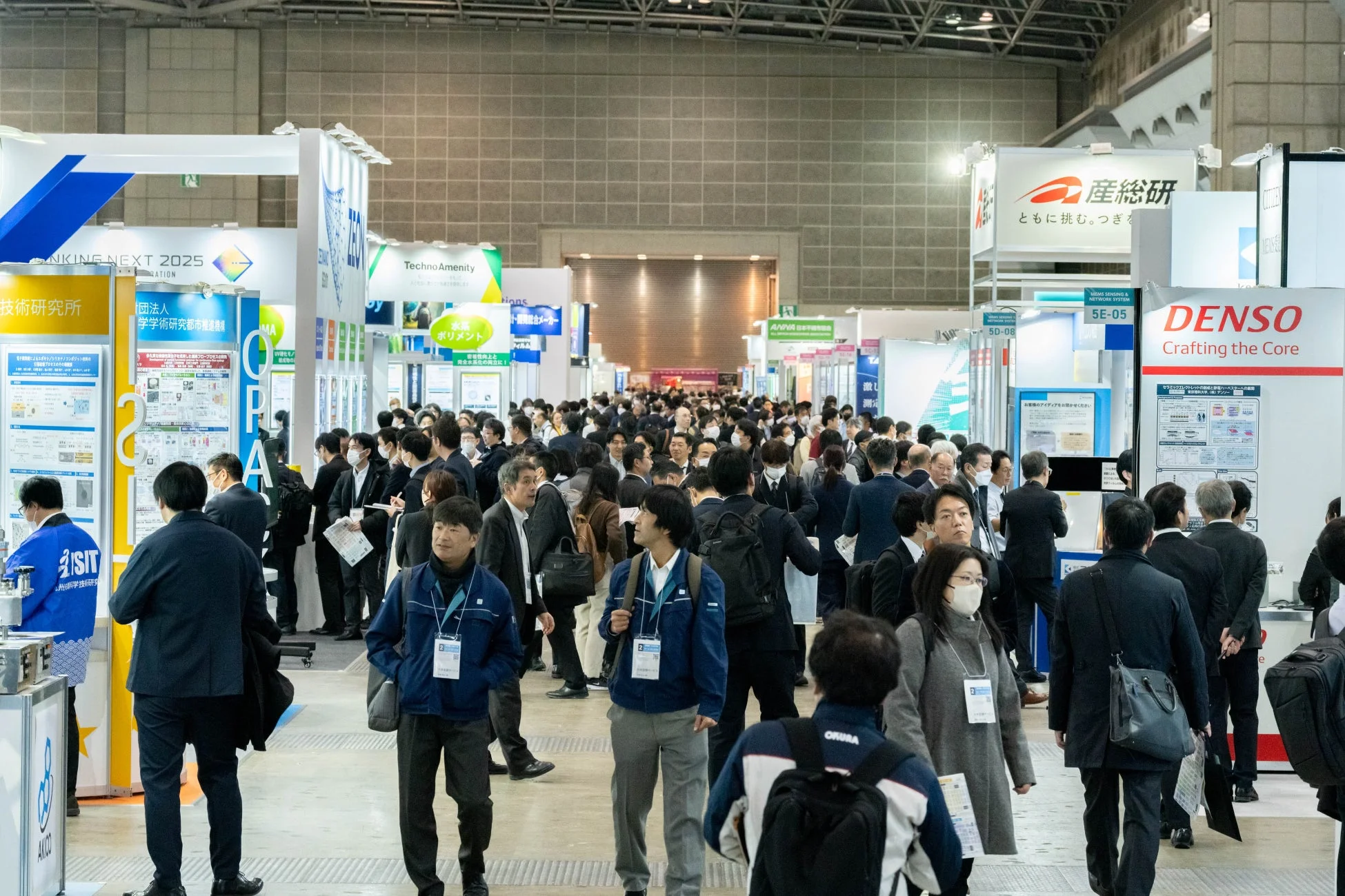 多くの来場者で賑わう展示会の会場風景